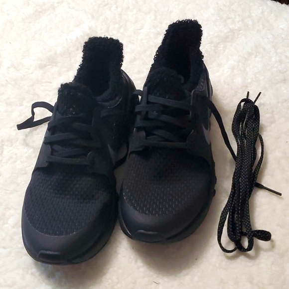 Black Nike Cruzrone sz 5.5 w/Xtra set o/Shoestrings - Picture 2 of 3